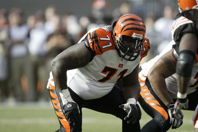 Top LT in NFL History: These Legends Dominated the Blind Side!