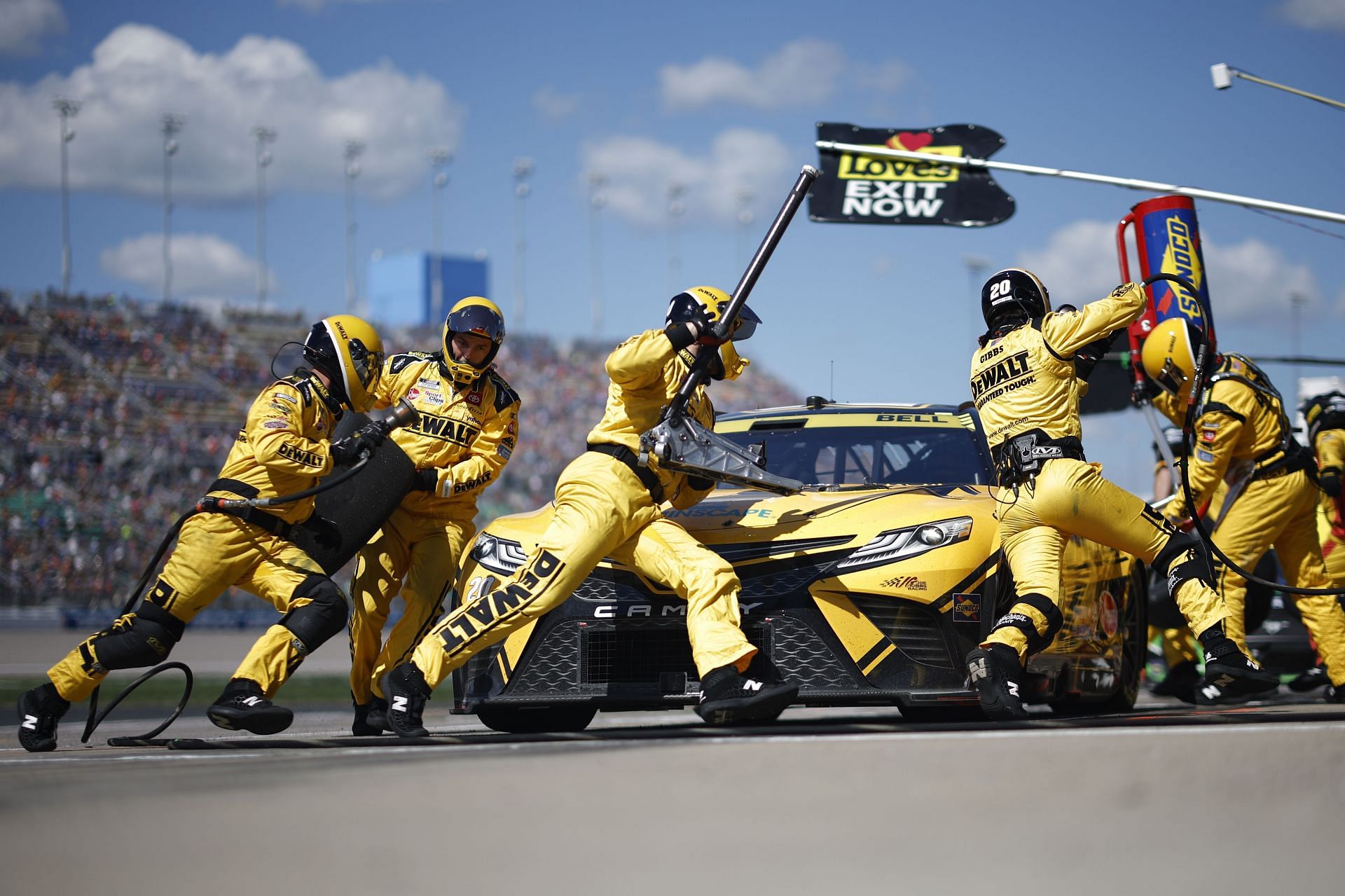 Whats the pay for NASCAR pit crew? See how much does pit crew make in NASCAR.