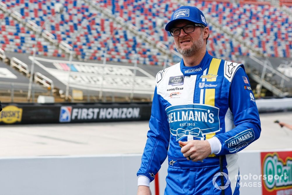Dale Earnhardt Jr. Fights Broken Radio at Bristol: What Happened to the NASCAR Driver and How He Stayed in the Race?