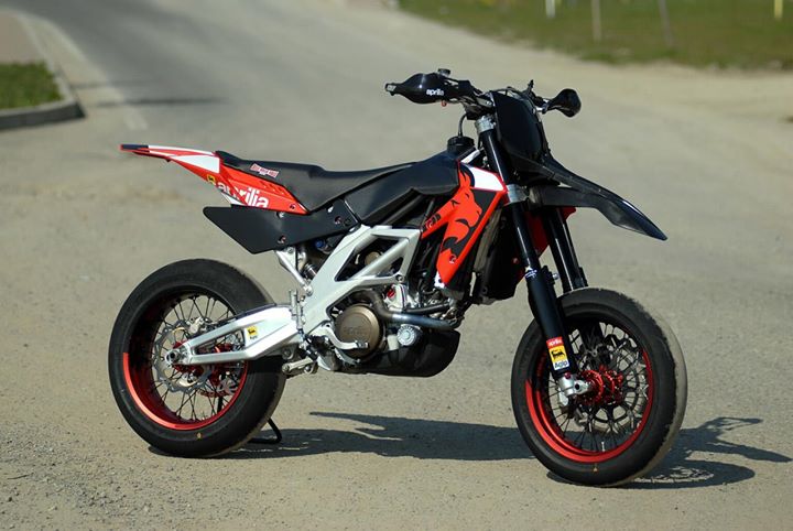 Aprilia SXV vs. the Competition: How Does It Stack Up? (Find Out Who Wins!)