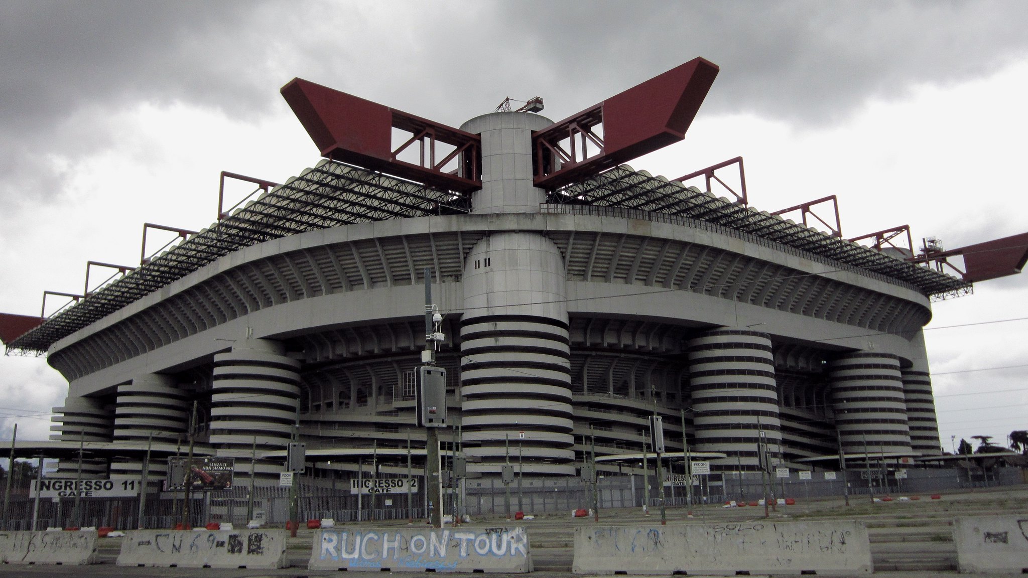 What is the San Siro demolition Italia 90 plan? Understanding the future of this iconic stadium.
