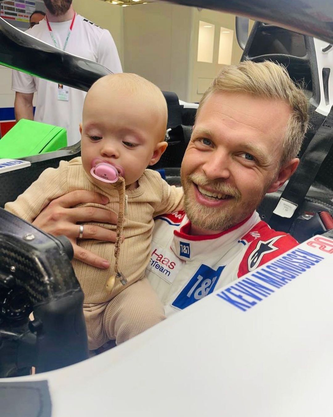 Kevin Magnussen daughter (Everything fans want to know about the F1 drivers adorable child and family life).
