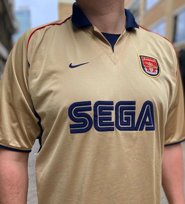 Why is the arsenal sega kit so famous? Learn the story behind this legendary shirt now.