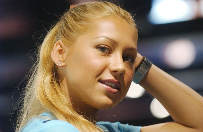 The Anna Kournikova 2000s phenomenon: how did she captivate millions? Learn about her global appeal then.