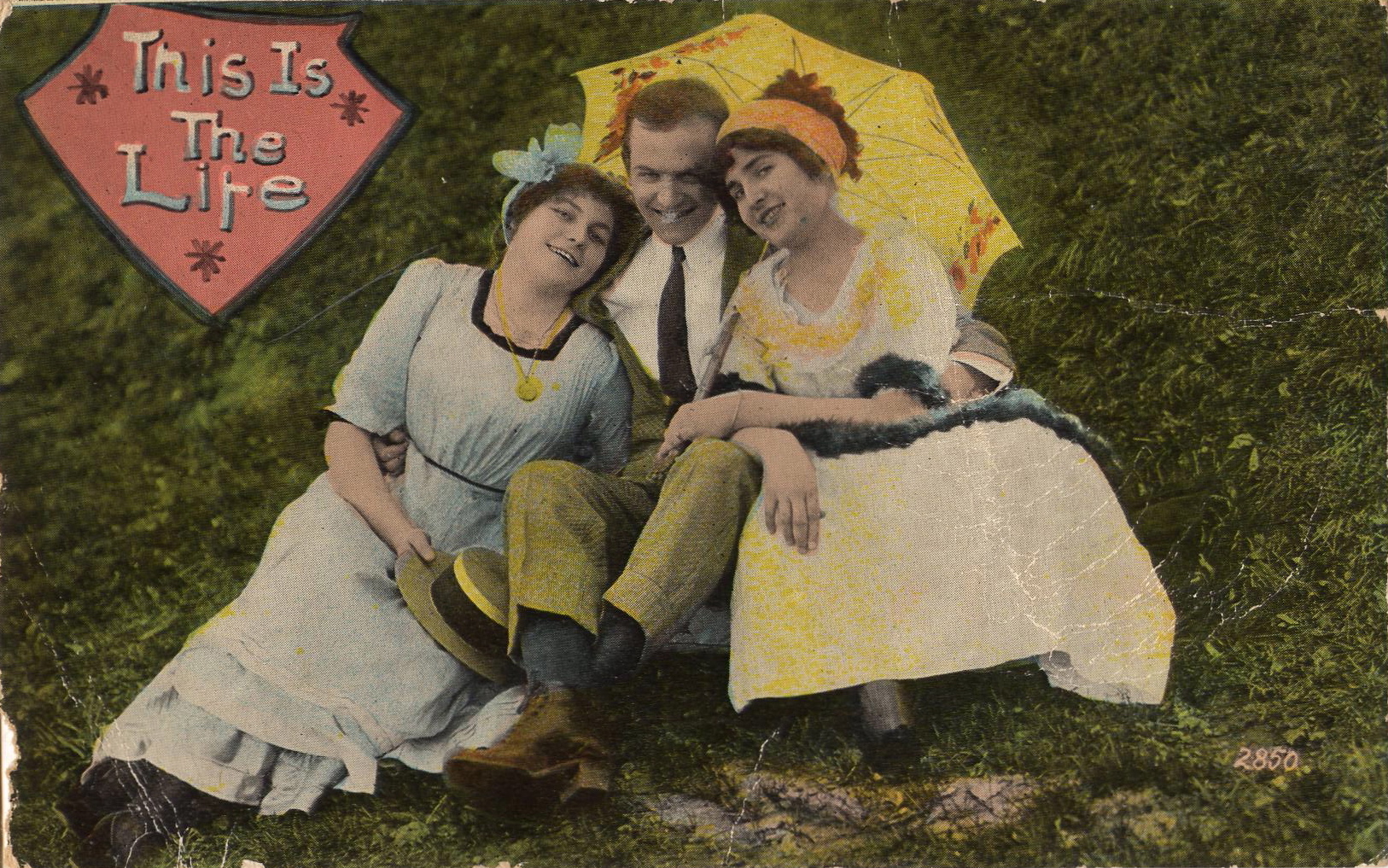 Is french for three in a bed a TV show? (Or is it just a saying needing a simple translation)