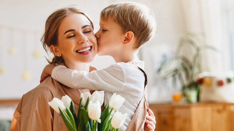 How Often Should Mom Hug Son? Expert Parenting Tips Revealed