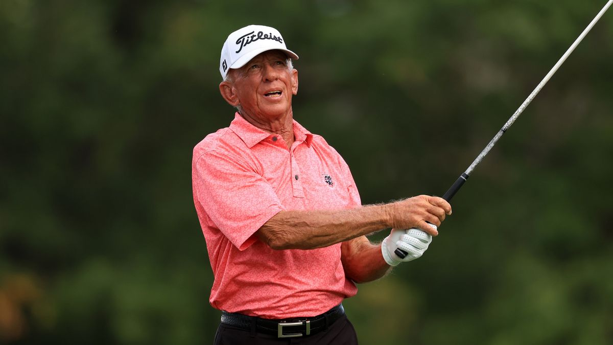 Who is the oldest professional golfer? (Discover his career and secrets to success)